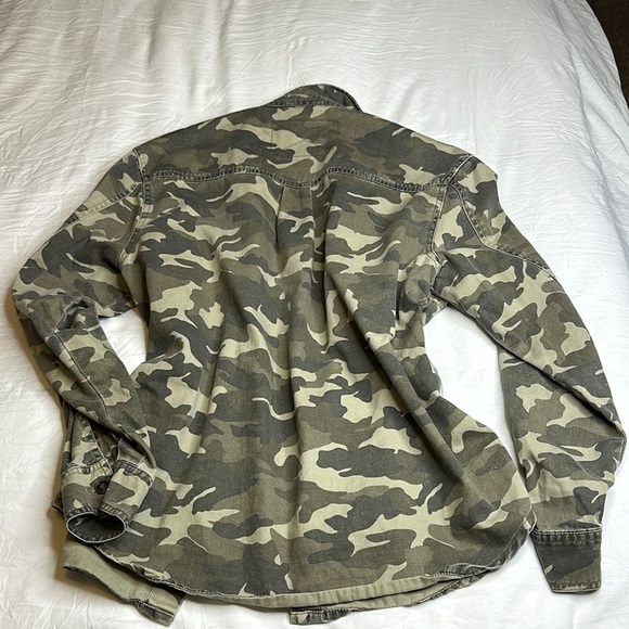 Oversized Camouflage Button-Up - Picture 6 of 6